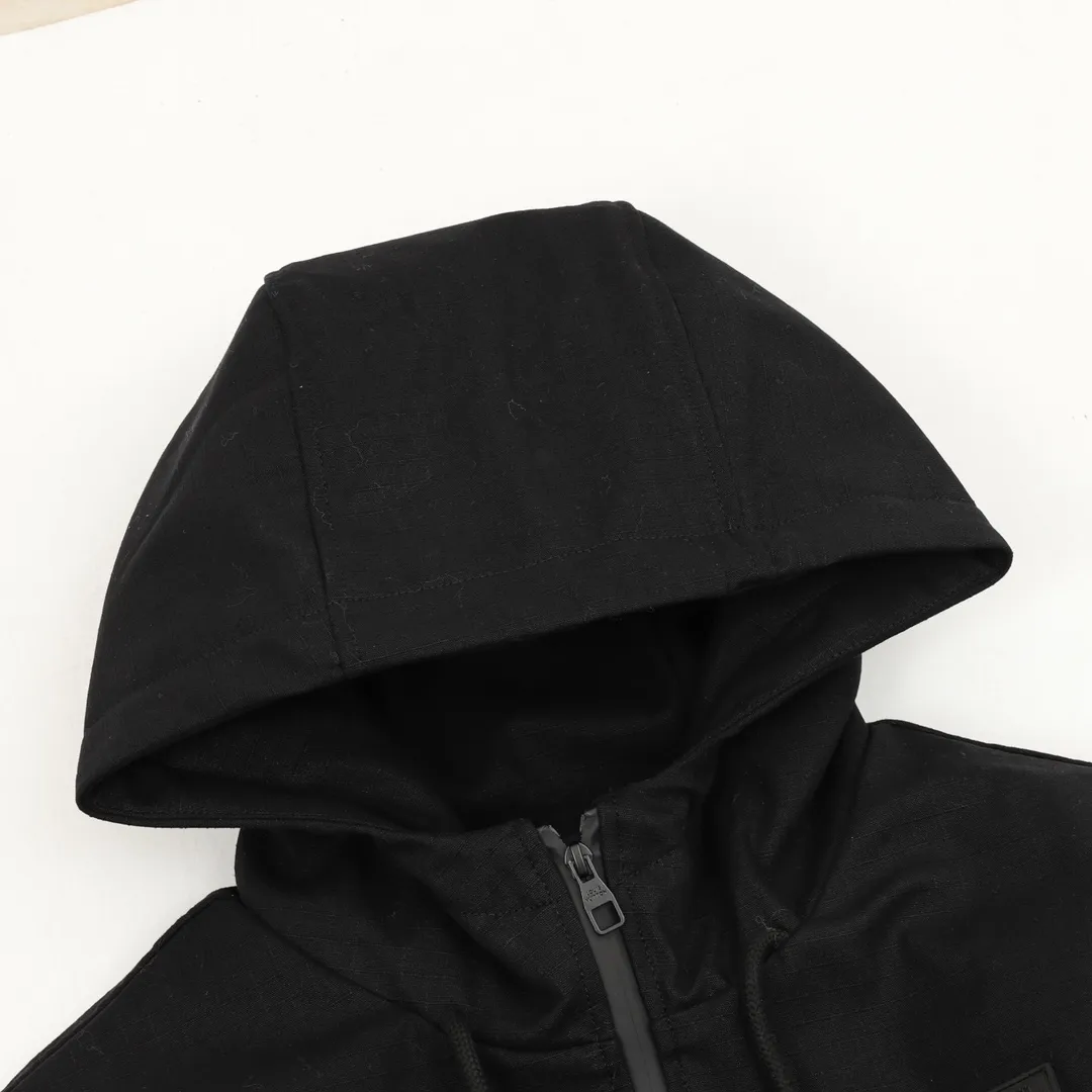 🅿️570 Louis Vuitton/Louis Vuitton presbyopic embossed work pocket windbreaker zippered cotton jacket. Purchase the original version and have it printed immediately. The fabric is a custom densely spun technical fabric with a dark grained pattern, and the upper body is silky and breathable. Infrared positioning cutting, workwear-style windbreaker design, the upper body is invincible and versatile. All details are customized and developed, and all hardware and accessories are restored to ZP. Size：XS-L